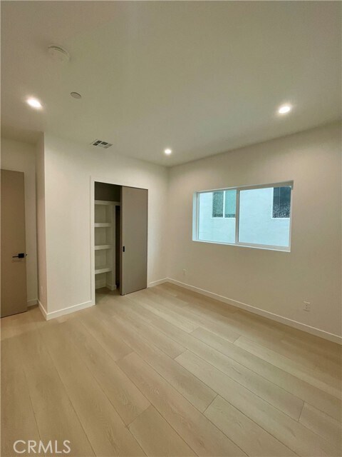 Building Photo - 613 W 41st Pl