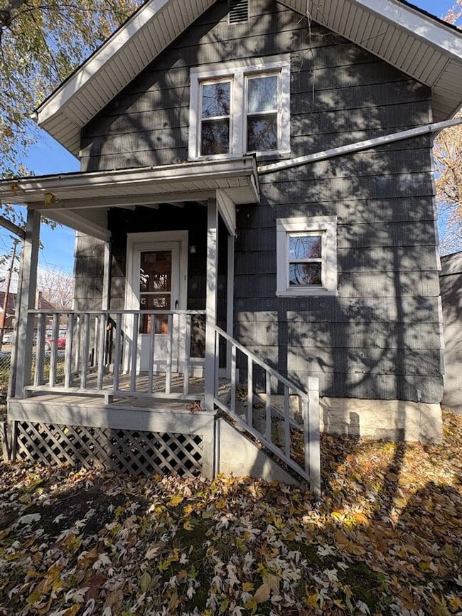 Building Photo - Two bedroom one bathroom home for rent