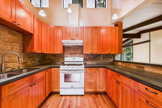 Building Photo - 2910 Greenbriar Ln