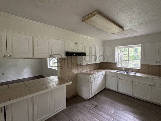Building Photo - 323 Colonial Dr