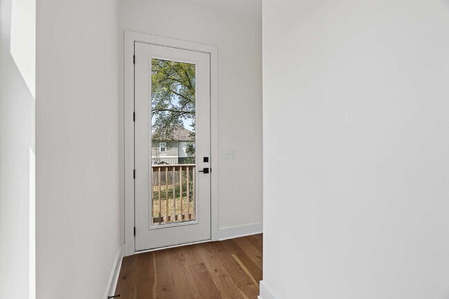 Building Photo - "Chic Nashville Townhouse: 3 Beds, 3 Baths, with Granite Elegance & Cozy Fireplace!"