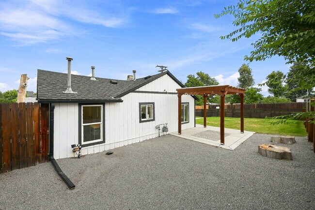 Building Photo - $2,420.95 with $300 Cleaning Voucher 2 Beds - 1 Bath, Single Family Home in Englewood with Privat...