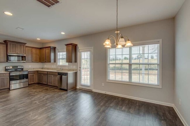 Building Photo - Spacious 4 Bedroom Home with Open Floor Plan - Free Rent!