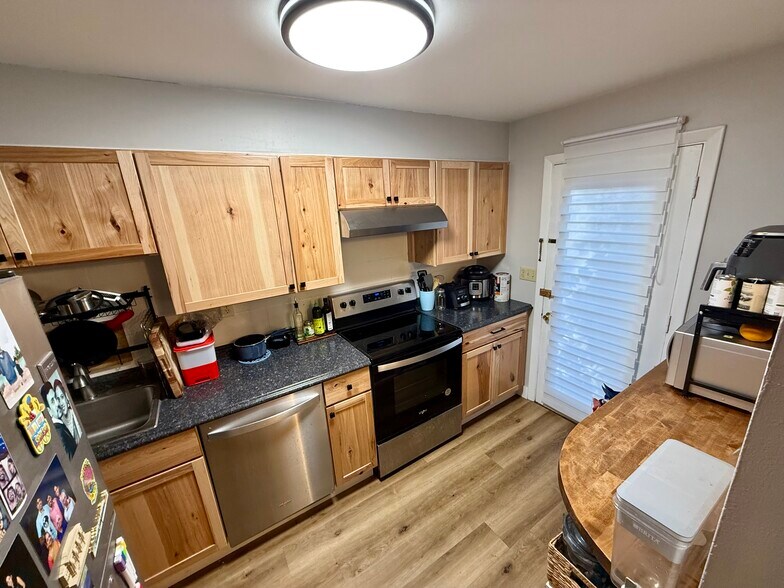 Building Photo - 9 Charles St