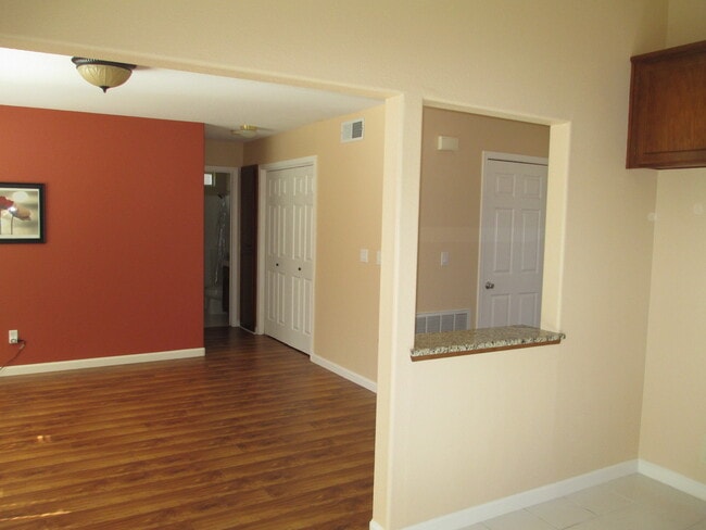 Building Photo - Home on quiet street in Roseville off Foothills Blvd