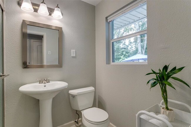 Building Photo - 847 Peavy Rd