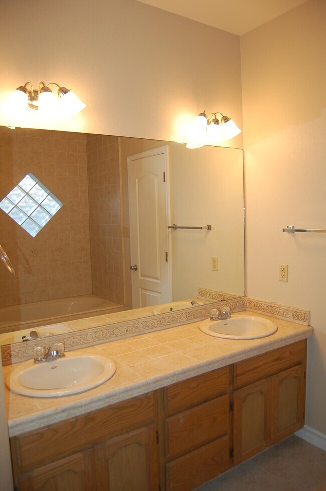 Building Photo - 230 New Castle Dr