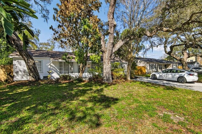 Building Photo - 815 W Lowry Ln