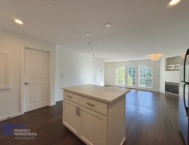 Building Photo - Spacious 1 Bed / 1.5 Bath Condo in Desirable Sherwood