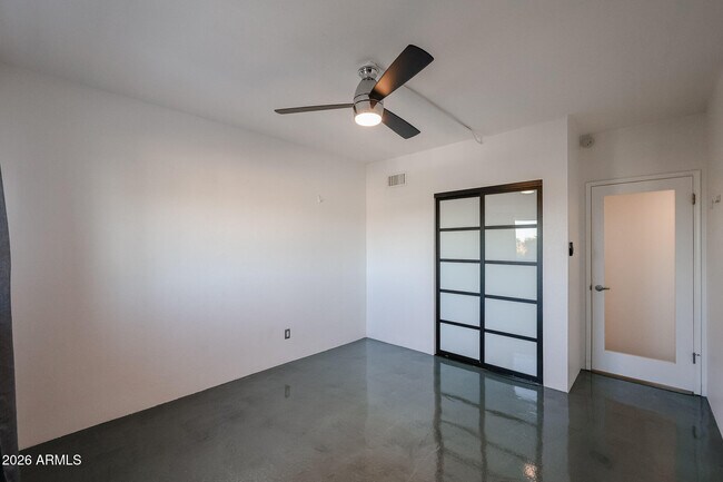 Building Photo - 353 E Thomas Rd