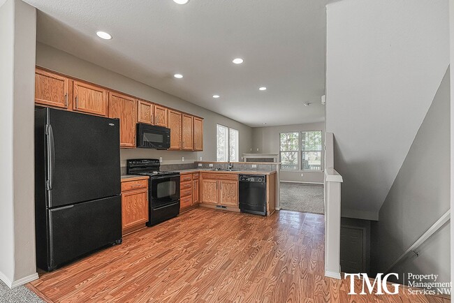 Building Photo - Gorgeous Two Bedroom Townhome in Hillsboro!