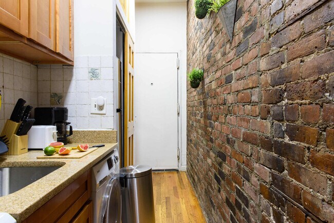 Building Photo - 240 E 26th St