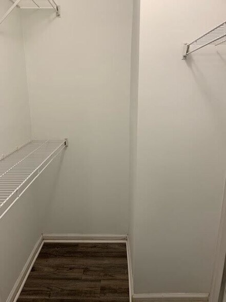 Building Photo - 2704 Bluff View Dr