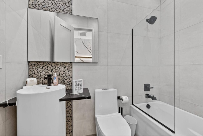 Building Photo - 443 Clove Rd