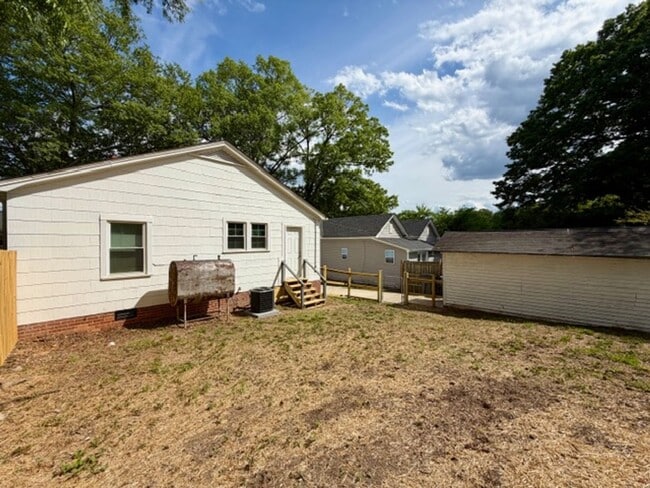 Building Photo - 1/2 MO/OFF SPECIAL - 3 bed/1 bath Fenced yard - Storage/Garage