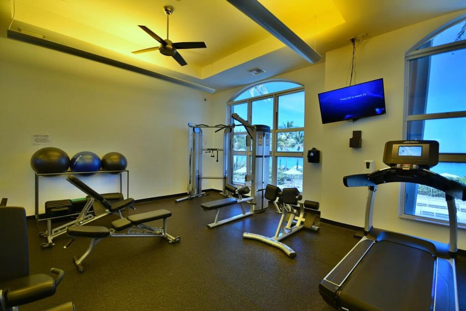 Building Photo - 3140 S Ocean Dr