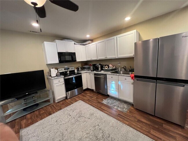 Building Photo - 3024 Lexington Ave