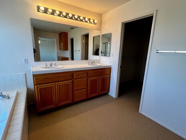 Building Photo - Spacious 4-Bedroom Murrieta Home with Loft & 3-Car Garage