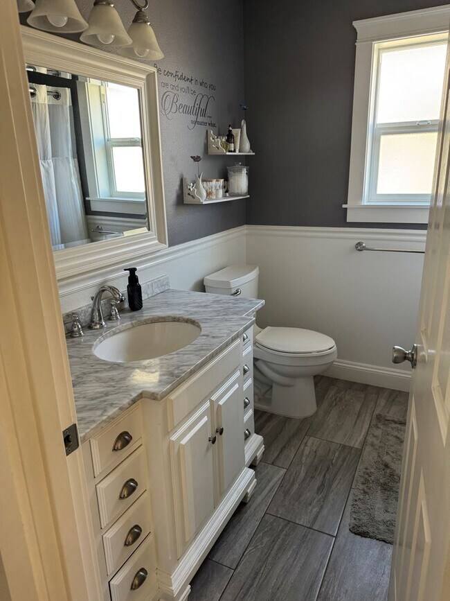 Building Photo - RARE! 5 Bedroom Rental Home pre-leasing for the end of February! Entertainers' Paradise - Pet Fri...