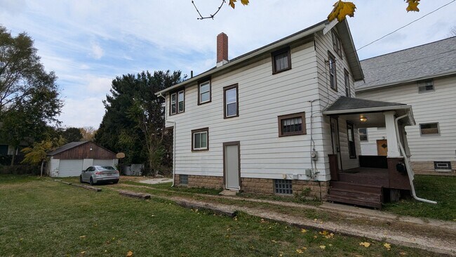 Building Photo - LEASING SPECIAL! Charming 3-Bedroom, 1-Bathroom Home in the Heart of Akron