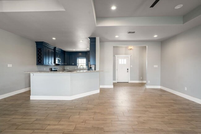 Building Photo - 328 Kenwood Ave