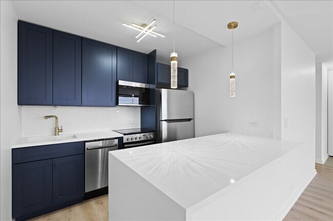 Building Photo - 4343 N Clarendon Ave