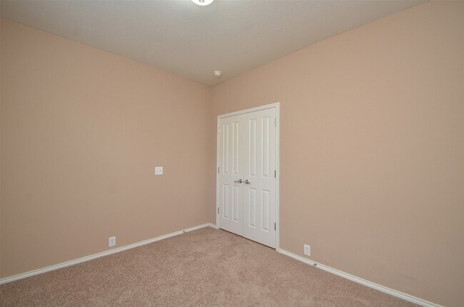 Building Photo - 915 Butterfly Ln