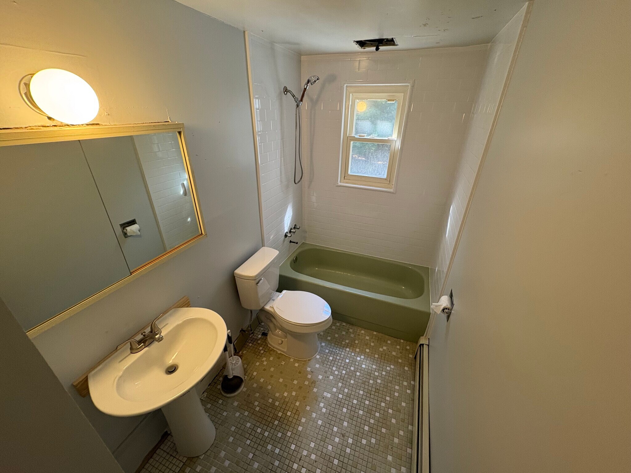 Building Photo - 192 Woodland Dr