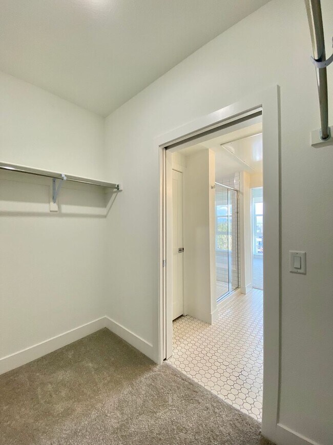 Building Photo - WOW!  Top Corner, 2 bed, 2 bath