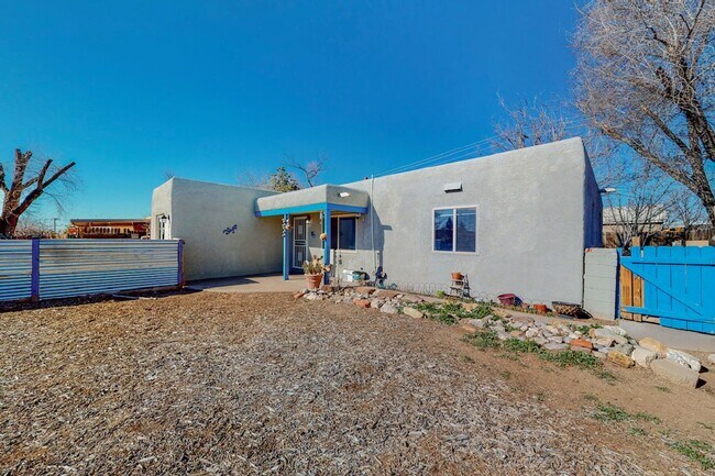 Building Photo - Charming NE Heights 3 Bedroom 2 Bath