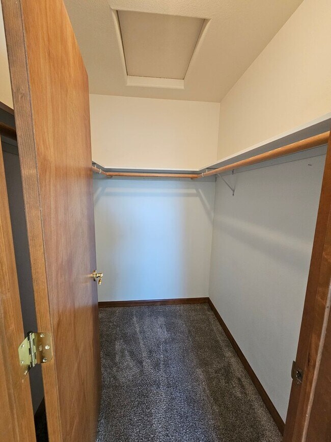 Building Photo - Lakefront Condo in Gated Community