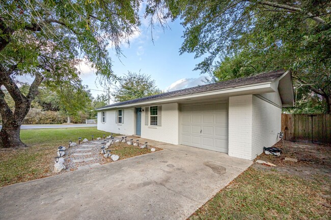 Building Photo - Adorable Rental Near Downtown Ocean Springs!