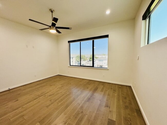 Building Photo - 525 Memorial Heights Dr