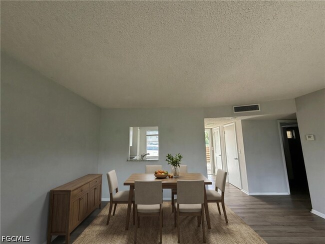 Building Photo - 1920 W Lakeview Blvd