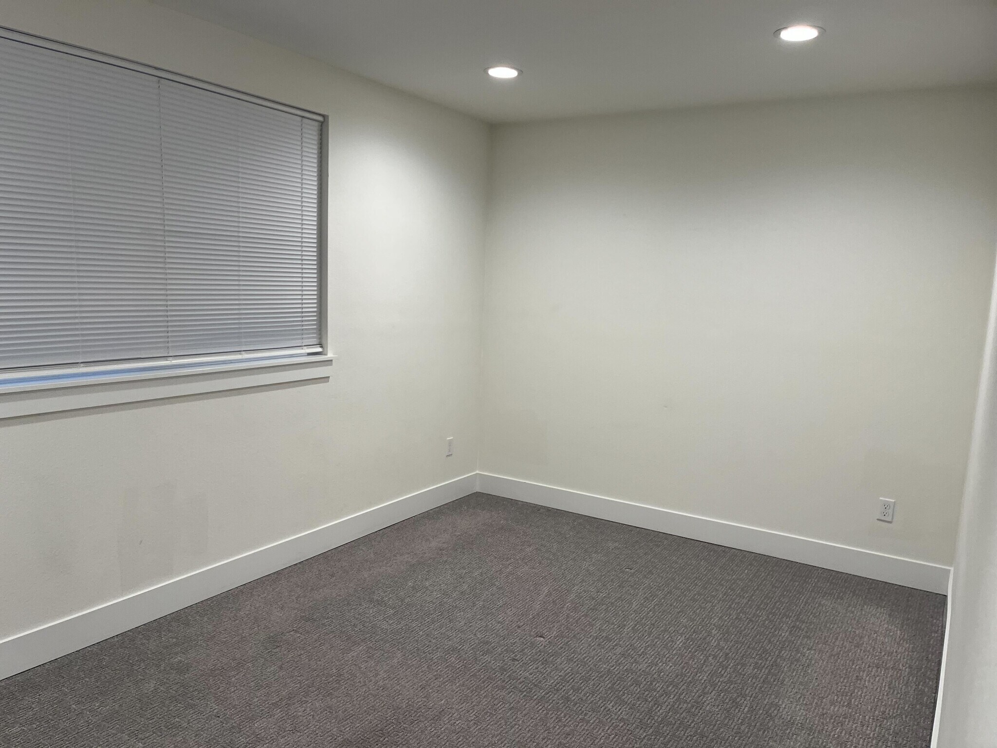 Building Photo - 1298 Beach Ave