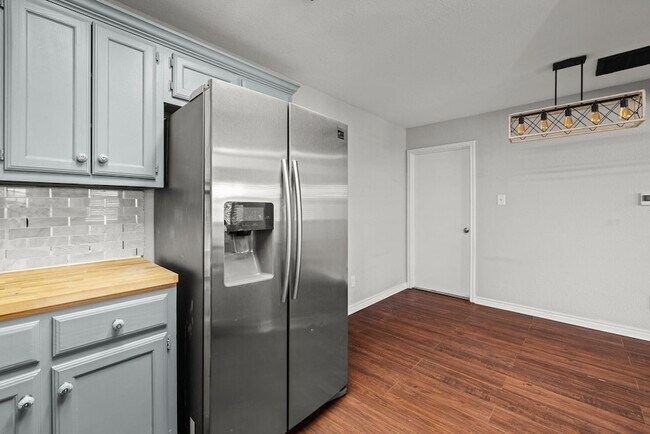 Building Photo - 820 Mica Ln