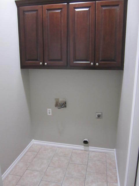 Building Photo - 704 N Markwell Ave