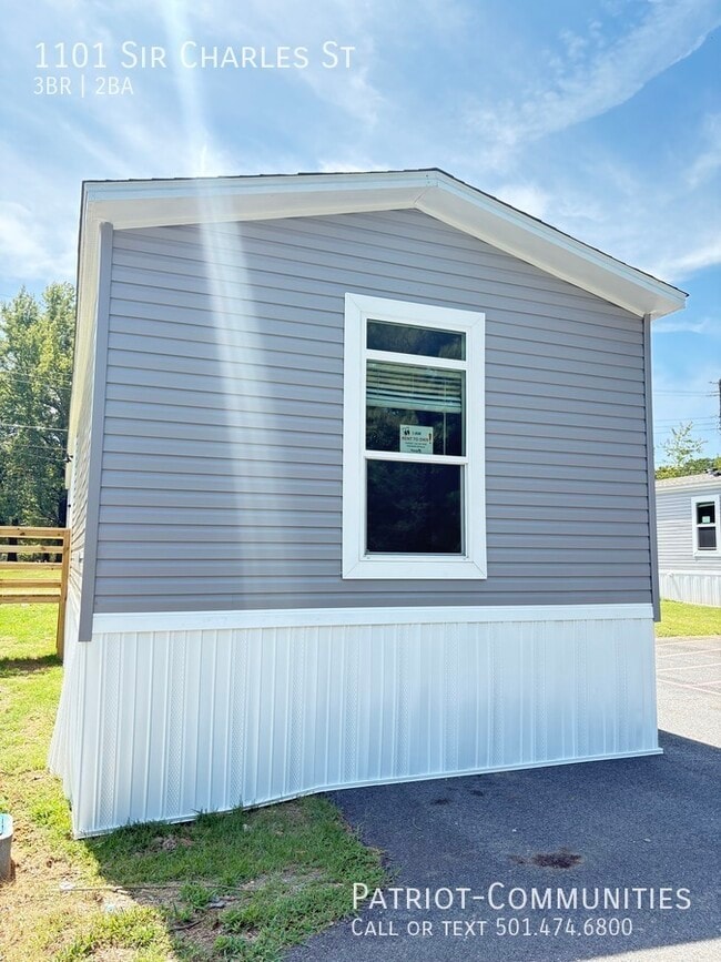 Building Photo - 1101 Sir Charles St