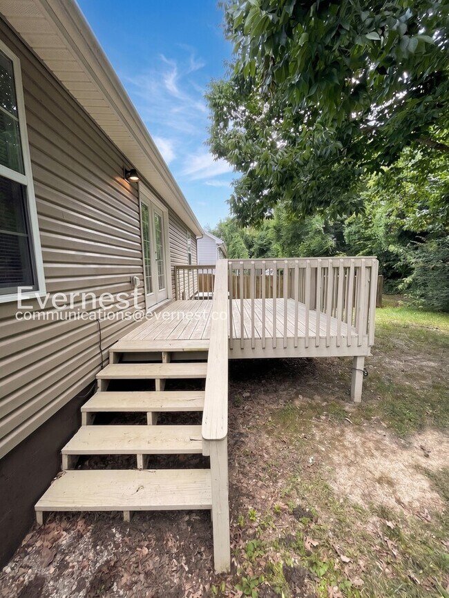 Building Photo - 3 Bed, 2 Bath Home with Off-Street Parking / Pet-Friendly / Available Now!