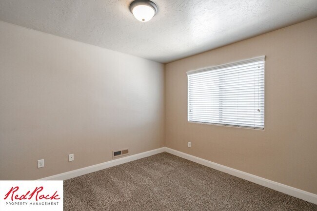 Building Photo - Dog Friendly, Pleasant 4 Bedroom, 2.5 Bathroom Townhome