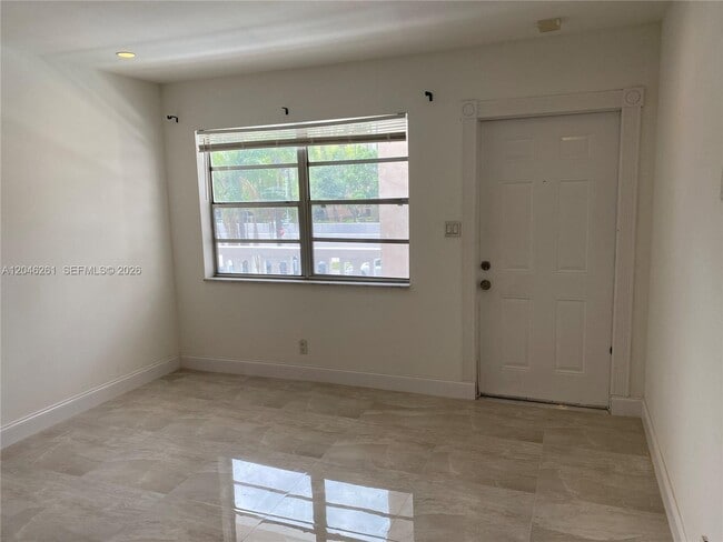 Building Photo - 601 SE 5th Ct