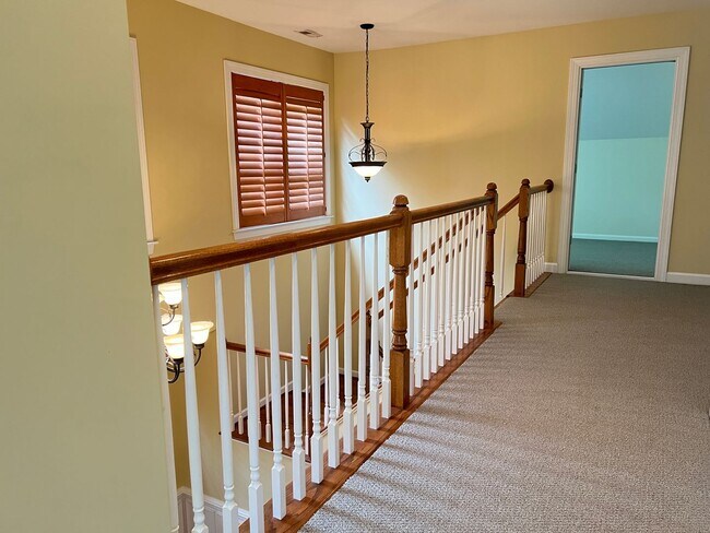 Building Photo - Spacious 3 Bed | 3.5 Bath End Unit Townhom...