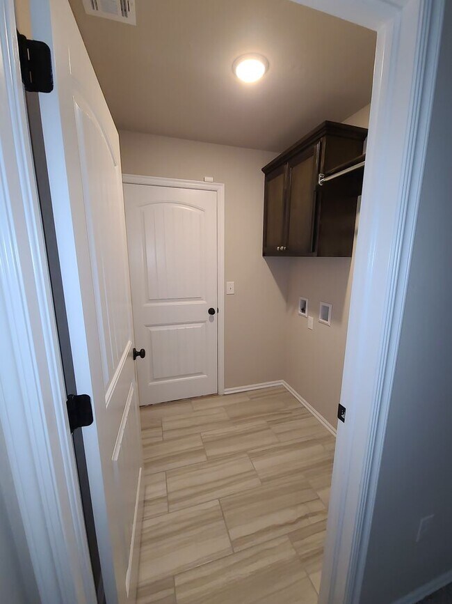 Building Photo - 3 bed 2 bath in Yukon! Stunning finishes, ...