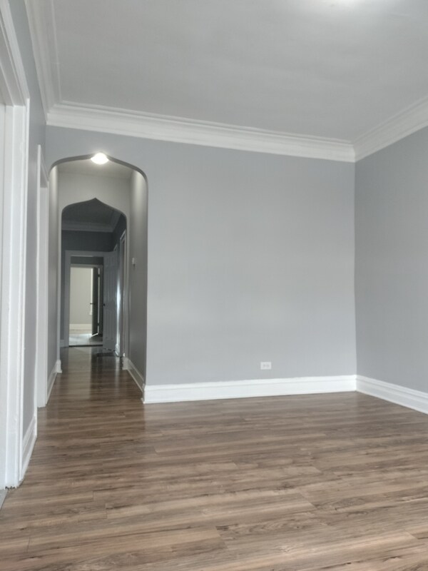 Building Photo - 705 E 92nd St