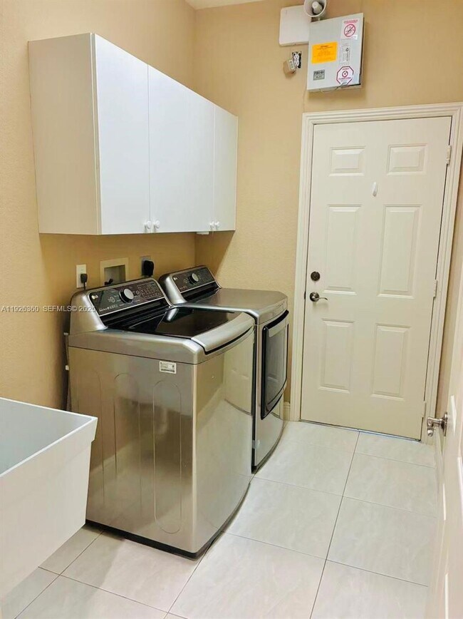 Building Photo - 5015 Stillwater Terrace