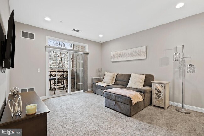 Building Photo - 200 W Elm St