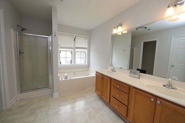 Building Photo - Lovely Four Bedroom Home in Convenient North Raleigh Location