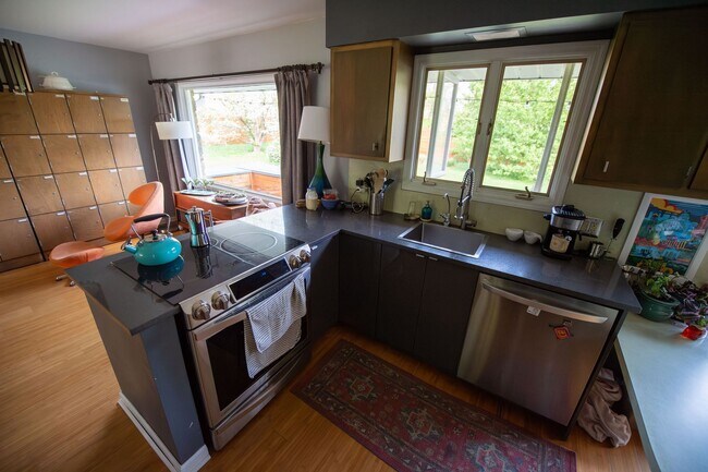 Building Photo - Short Term Rental Family Home