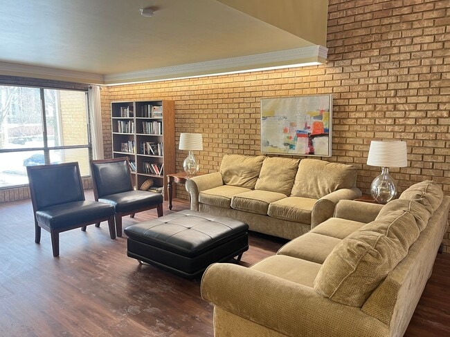 Building Photo - 444 N Clay Ave