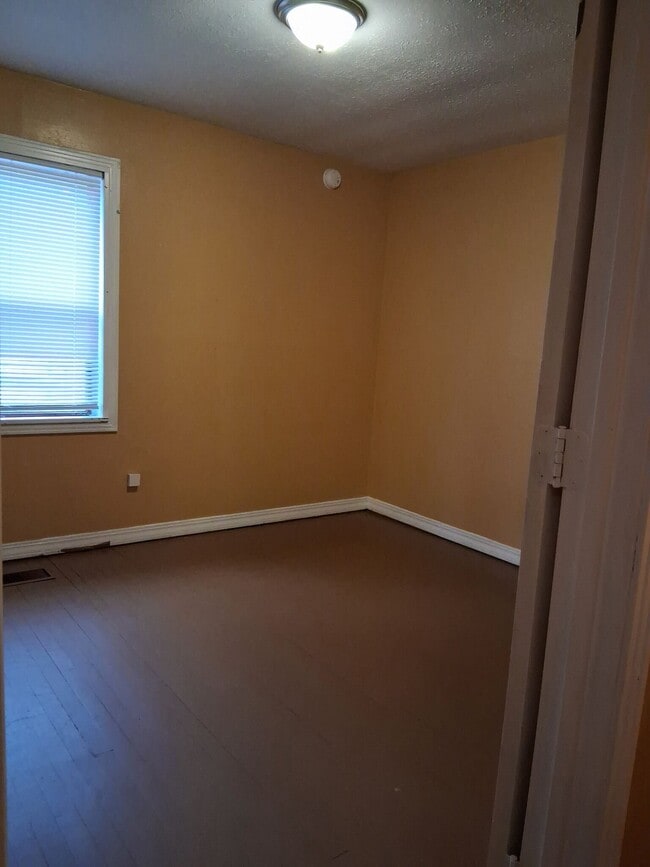 Building Photo - 1215 Tara Rd